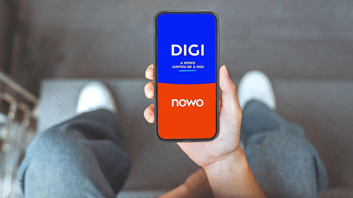 Homem a mostrar telemóvel com campanha da DIGI e NOWO